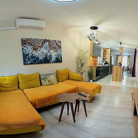 Three-room In The Center Of Apartment Warna
