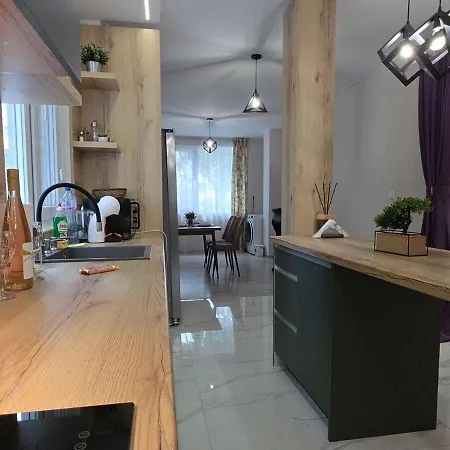 Three-room In The Center Of Apartment Warna