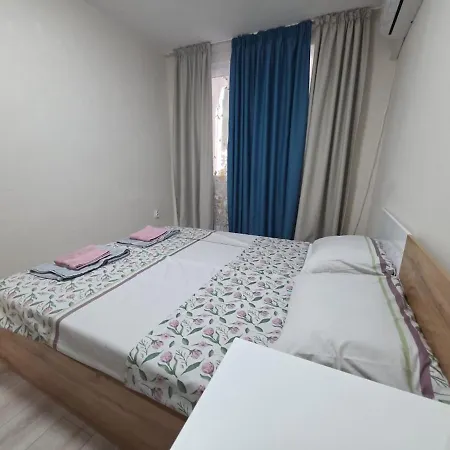 Three-room In The Center Of Apartment Warna